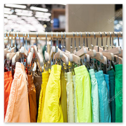 Abiti ordinati in esposizione