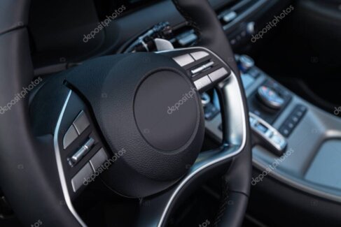 Interni Mercedes Classe E con ampio spazio per passeggeri e bagagli