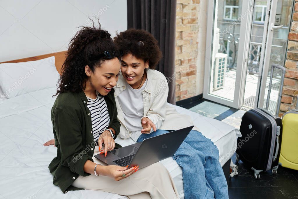 Coppia che viaggia in comfort per un weekend