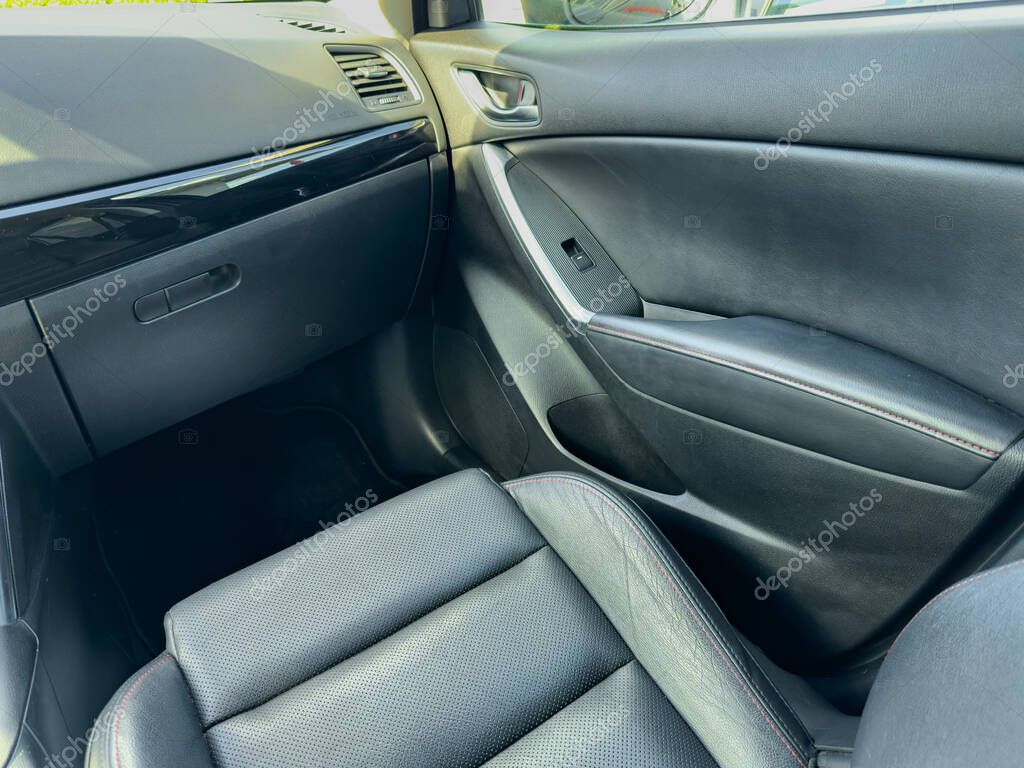 Dettaglio sedili in pelle e finiture premium