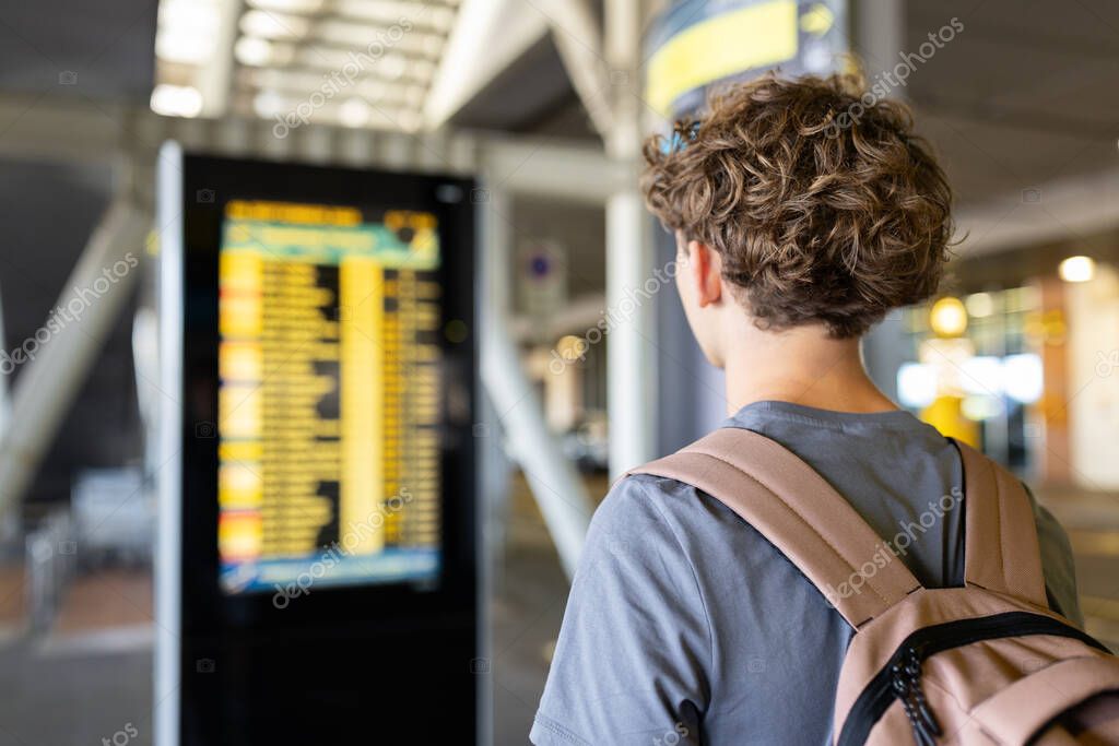 Display partenze e arrivi in aeroporto